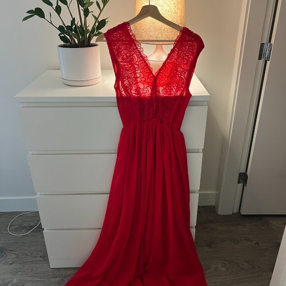 Elegant Red Lace & Chiffon Evening Gown - Picture 2 of 6
